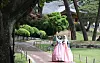 Tourists in hanbok (Korean traditional dress) pose at the Blue House on Wednesday during a hanbok event organized by the Ministry of Culture, Sports and Tourism and the Korea Craft and Design Foundation. The event, which started on Wednesday and runs through June 4, allows visitors in hanbok to walk along Nokjiwon, the largest garden in the Blue House where previous presidents hosted major events for foreign dignitaries. [YONHAP]