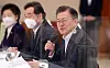 President Moon Jae-in, right, gives an opening remark during the luncheon meeting at the Blue House with the leadership members of the ruling Democratic Party on Friday. [YONHAP]