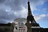 The countdown clock is set up in front of the Eiffel Tower by the Seine River, reading 100 days before the Paris 2024 Olympic Games opening ceremony to be held in July. [AP/YONHAP]