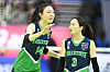 Yang Hyo-jin of Suwon Hyundai Engineering & Construction Hillstate, left, encourages her teammates during a V League game against the Hwaseong IBK Altos at Suwon Gymnasium in Suwon, Gyeonggi on Saturday. [YONHAP]
