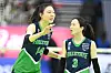 Yang Hyo-jin of Suwon Hyundai Engineering & Construction Hillstate, left, encourages her teammates during a V League game against the Hwaseong IBK Altos at Suwon Gymnasium in Suwon, Gyeonggi on Saturday. [YONHAP]