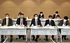 Minister of Industry Sung Yun-mo, center, poses with members of the new auto-related committee that launched Wednesday dedicated to net zero carbon emissions. Representatives from Hyundai Motor, GM Korea and Renault Samsung Motors are among the participants. [YONHAP]