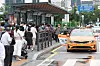People wait in line to take a cab in front of Seoul station in central Seoul on Aug. 9. [YONHAP]