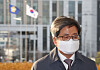 Supreme Court Chief Justice Kim Myeong-su enters the Supreme Court on Friday.  [YONHAP]