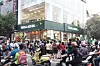 Customers are waiting in line to visit the Khan Hoi branch of Tous les Jours in Ho Chi Minh City. [TOUS LES JOURS]