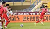 Jeong Woo-young, right, in action during the second leg of the third round of Asian qualifiers for the 2022 Qatar World Cup against Iraq at Thani bin Jassim Stadium in Doha, Qatar, on Tuesday. [YONHAP]