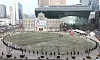 People line up at a Covid-19 testing site near Seoul City Hall in Jung District, central Seoul, on Dec. 17 as daily new infections remain above 1,000 across the nation. [NEWS1]