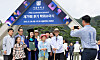 A graduate poses for a commemorative photo with family members at Seoul National University in Gwanak-gu, Seoul, during the 79th late commencement ceremony on Aug. 28. [NEWS1]