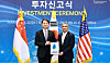 Minister of Trade, Industry and Energy Ahn Duk-geun, left, takes a commemorative photo with Vena Energy CEO Nitin Apte during an investment ceremony at Grand InterContinental Seoul Parnas in Gangnam District, southern Seoul, on March 24. [MINISTRY OF TRADE, INDUSTRY AND ENERGY]