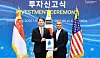 Minister of Trade, Industry and Energy Ahn Duk-geun, left, takes a commemorative photo with Vena Energy CEO Nitin Apte during an investment ceremony at Grand InterContinental Seoul Parnas in Gangnam District, southern Seoul, on March 24. [MINISTRY OF TRADE, INDUSTRY AND ENERGY]