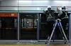 Seoul Metro officials revise the name of the Euljiro 3-ga station in Jung District, central Seoul, Wednesday. Seoul Metro signed a contract with Shinhan Card earlier this year to add its name next to the existing station name in parenthesis: Euljiro 3-ga (Shinhan Card). Shinhan Card paid 874 million won ($734,200) to Seoul Metro, and the contract runs for three years. [YONHAP]