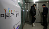 A raid is conducted on the ninth floor of the Yongsan District Office in central Seoul on Tuesday morning as the Seoul Western District Prosecutors’ Office raided 10 locations after taking over an investigation of the Itaewon disaster from police. [NEWS1]