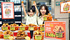 Models pose at the Wangsimni branch of hypermarket Emart with buckets of fried chicken made with homegrown chickens. Considering that consumers don't eat fried chicken purchased at supermarkets right away, the retailer came up with an optimized recipe that revives the crispiness when cooked in an air fryer for five minutes. It costs 6,480 won per bucket, a significantly lower price compared to those sold at fried chicken franchises. [NEWS1]