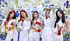 Members of K-pop girl band ITZY hold flower-decorated letter panels, which together make the word “MIDZY,” during an online concert, 'Fan Party Live,' on Saturday afternoon. “MIDZY” is the name of ITZY’s official fan club and the group’s new song for the fans, which the band unveiled during the concert. [JYP ENTERTAINMENT]