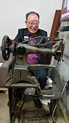 Kim Byeong-yang shows an industrial-grade sewing machine he used to repair luxury goods.  [Chonnam National University]