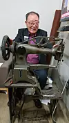 Kim Byeong-yang shows an industrial-grade sewing machine he used to repair luxury goods. [Chonnam National University]