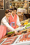Models look at Lunar New Year gift sets at a Homeplus branch in Gangseo District, western Seoul, on Monday. The discount chain will sell a range of gift sets that include beef, wine and fruit from Thursday to Feb. 2. Lunar New Year falls on Feb. 1 this year. [HOMEPLUS]