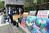 Family members of Kwon Dae-hee, who died while undergoing plastic surgery, demand that her doctor be charged for murder in front of the Seoul Central District Court in Seocho District, southern Seoul, on Wednesday. The plastic surgeon in charge of Kwon's operation left her mid-surgery while she bled to death. [NEWS1]