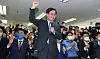 Kim Dong-yeon celebrates his victory in the race for Gyeonggi governor Thursday morning at his campaign office in Suwon, Gyeonggi. [KIM KYOUNG-ROK]