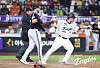 Roh Si-hwan of the Hanwha Eagles (R) makes the safe gesture after crossing the home plate during a KBO regular-season game against the LG Twins at Daejeon Hanwha Life Ballpark in Daejeon on Sept. 26, in this photo provided by the Eagles. [YONHAP]