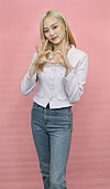Singer Jang Ye-eun poses during an interview at the JoongAng Ilbo building on April 5. [PARK SANG-MOON]