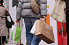 People shop in Myeong-dong, central Seoul, on Tuesday. Korea's gross national income per capita reached $33,745 last year, growing 2.6 percent from a year earlier, according to Bank of Korea data.[YONHAP]