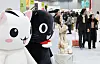 Cat enthusiasts browse a range of products on display at the Nyang Nyang Punch Cat Show at Coex Magok in Gangseo District, western Seoul, on Jan. 26. [YONHAP]
