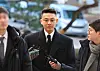 Actor Yoo Ah-in enters the Seoul Central District Court in Seocho District, southern Seoul, on Tuesday for his second court hearing on his alleged illegal drug use. [YONHAP]