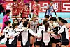IBK Industrial Bank celebrate winning their first match of the season against the Pepper Savings Bank AI Peppers 3-2 on Tuesday at Pepper Stadium in Gwangju. IBK Industrial Bank won the first set 25-21, then conceded the next two sets 27-25, 25-19. IBK took the last two sets 25-14 and 15-9, sealing their win. [YONHAP]