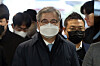 Former National Security Adviser Suh Hoon enters a court for interrogation on the death of a fisheries official in December. [YONHAP]