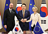 President Yoon Suk Yeol, center, European Council President Charles Michel, left, and European Commission President Ursula von der Leyen, right, pose for a commemorative photo ahead of the Korea-EU summit at the Yongsan presidential office in central Seoul on Monday. [JOINT PRESS CORPS]