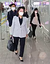 Trade Minister Yoo Myung-hee at Incheon International Airport on Monday. Yoo is traveling to Switzerland where the World Trade Organization (WTO) will begin the first round of the director-general selection process. Yoo is a candidate. [YONHAP]