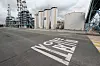 A Lotte Fine Chemical plant in Ulsan, South Gyeongsang is quiet on Monday after the company had to stop the production of diesel exhaust fluid (DEF) at the plant due to an export restriction from China. [YONHAP]