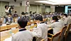 Representatives from Hyundai Motor's management and the unionized workers for this year's wage negotiation meet at the carmaker's Ulsan factory on May 26. [YONHAP]