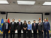 From left: Kyrgyzstan Counsellor to Korea Tilek Chokmorov, Turkmenistan Ambassador to Korea Begench Durdyyev, Tajikistan Ambassador to Korea Kirom Salohiddin, Prof. Kim Ju-yeon, Kim's mother, Kazakhstan Ambassador to Korea Nurgali Arystanov, Executive Vice-President of Korea Foundation Rhee Jong-kook and Uzbekistan Ambassador to Korea Alisher Abdusalomov pose for a photograph in central Seoul on April 23. [LEE SOO-JUNG]