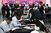 Foreign students prepare their resumes at a job fair held in Busan on May 23. [SONG BONG-KEUN]