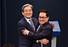 Outgoing Presidential Chief of Staff Noh Young-min, left, and his successor, You Young-min, hug after a press conference announcing the replacement at the Blue House on Thursday. [YONHAP]