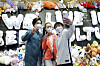 First Lady Kim Jung-sook, left, takes selfies with children at the “Tong’s Vintage: The Strange Tongui General Store” exhibition at the Daelim Museum in Tongui-dong, Jongno District, central Seoul, on Wednesday. The exhibition is designed to celebrate the 2021 Partnering for Green Growth and the Global Goals 2030 (P4G) Summit in Seoul, Korea’s first multilateral summit on environmental issues to be held on May 30 and 31. [NEWS1]