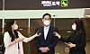 Samsung Electronics Vice Chairman Lee Jae-yong speaks to reporters at the Seoul Gimpo Business Aviation Center in Gangseo District, western Seoul, after returning from a Europe trip on June 18. Lee was named a presidential envoy for Korea's bid to host the 2030 World Expo in Busan and is expected to make a trip to Britain later this month. [NEWS1]