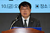 Lim Hyun-taek, chief of the Korean Medical Association, speaks at a press conference at the association's headquarters in Yongsan District, central Seoul, on Friday. [YONHAP]