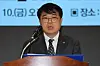 Lim Hyun-taek, chief of the Korean Medical Association, speaks at a press conference at the association's headquarters in Yongsan District, central Seoul, on Friday. [YONHAP]