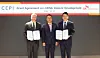 From left, Richard Hatchett, CEO of CEPI, Park Min-soo, second vice minister of the Health and Welfare Ministry, and Chey Chang-won, vice chairman of SK discovery, pose for a photo after signing an agreement on the cooperation of developing mRNA technology Tuesday at Grand Walkerhill Seoul in eastern Seoul. [SK BIOSCIENCE]
