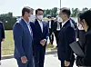 President Moon Jae-in, right, talks with Georgia Gov. Brian Kemp, left, and SK Group Chairman Chey Tae-won, center, during President Moon's visit to the EV battery plant in Georgia on Saturday. [YONHAP]