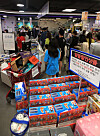 The Toys 'R' Us store in Jamsil, western Seoul, is packed with families making purchases. [YONHAP]