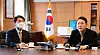 President-elect Yoon Suk-yeol, right, holds his first teatime meeting with his presidential transition committee leaders including chairman Ahn Cheol-soo, left, at his office in Tongui-dong in Jongno District, central Seoul, Monday morning. [NEWS1]