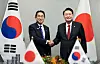 Korean President Yoon Suk Yeol, right, shakes hands with Japanese Prime Minister Fumio Kishida in San Francisco on Nov. 16. [JOONGANG PHOTO]