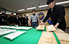 Police in Yeongdeungpo District, western Seoul, show cutting boards used in smuggling drugs into the country at its headquarters on Tuesday. Police say they caught 27 members of a drug ring, including Korean, Chinese and Malaysian nationals. The gang smuggled 74 kilograms of drugs, such as meth, into Korea. The drugs are estimated to have been worth 222 billion won (nearly $165 million). The meth was placed in the cutting boards by the Malaysian organization, smuggled into the country by the Korean members and distributed by the Chinese members. The criminal ring was discovered while investigating a drug user in her 30s in late July. [YONHAP]
