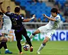 The Suwon Samsung Bluewings' Park Hee-jun, right, vies for the ball with Incheon United's Kim Yeon-soo during an FA Cup match at Incheon Football Stadium in Incheon on Wednesday. [NEWS1]