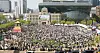 Thousands of Christians gather on Seoul Plaza in front of Seoul City Hall in central Seoul on Sunday to hold an Easter service. The event marked the first time in more than two years that the grass-covered plaza has been filled with people. [YONHAP]