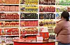 A shopper browses a convenience store in Seoul where a variety of instant noodles are on display on March 12. [YONHAP]